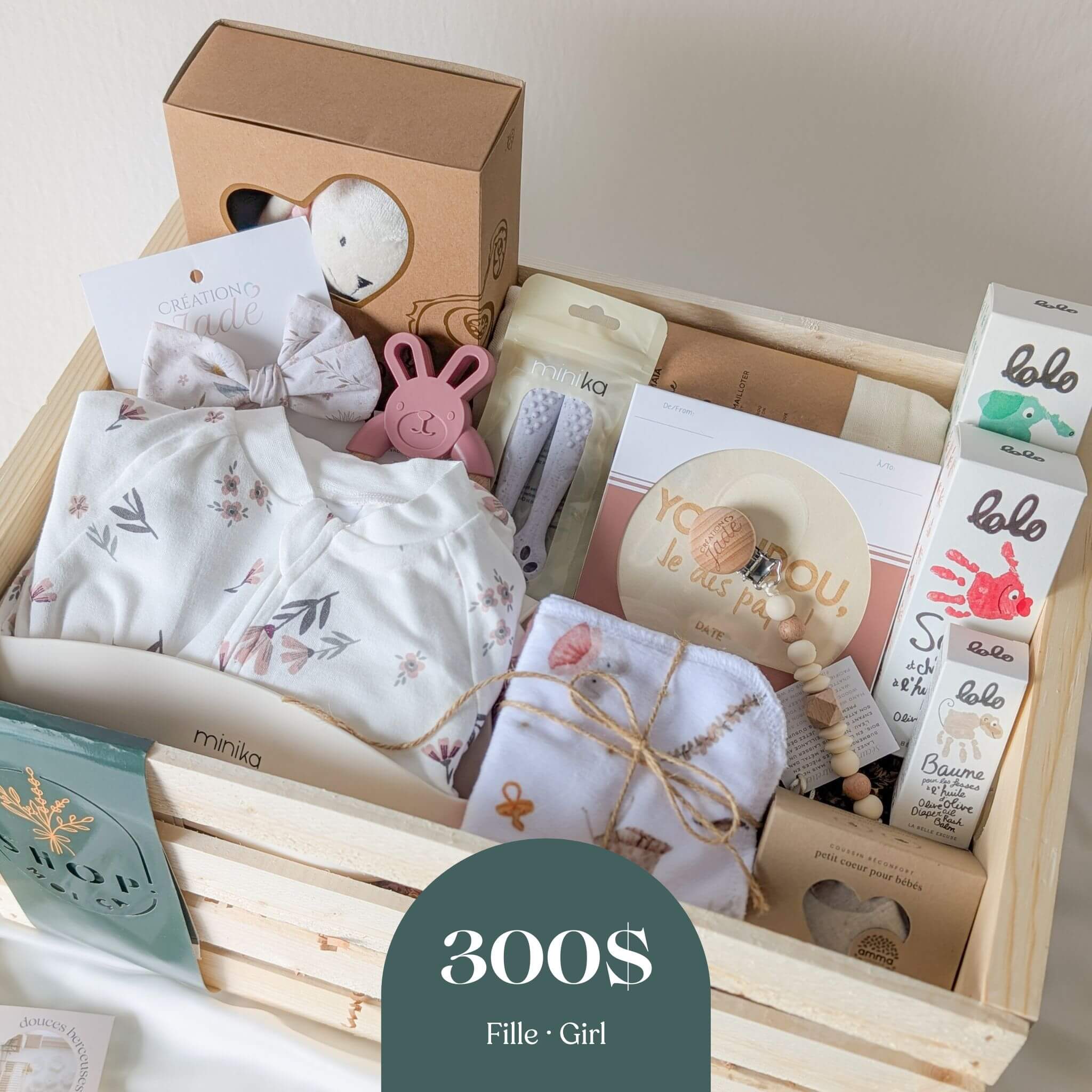 Boîte cadeau naissance fille 300$ en caisse de bois avec vêtements fleuris, soins Lolo et accessoires bébé québécois