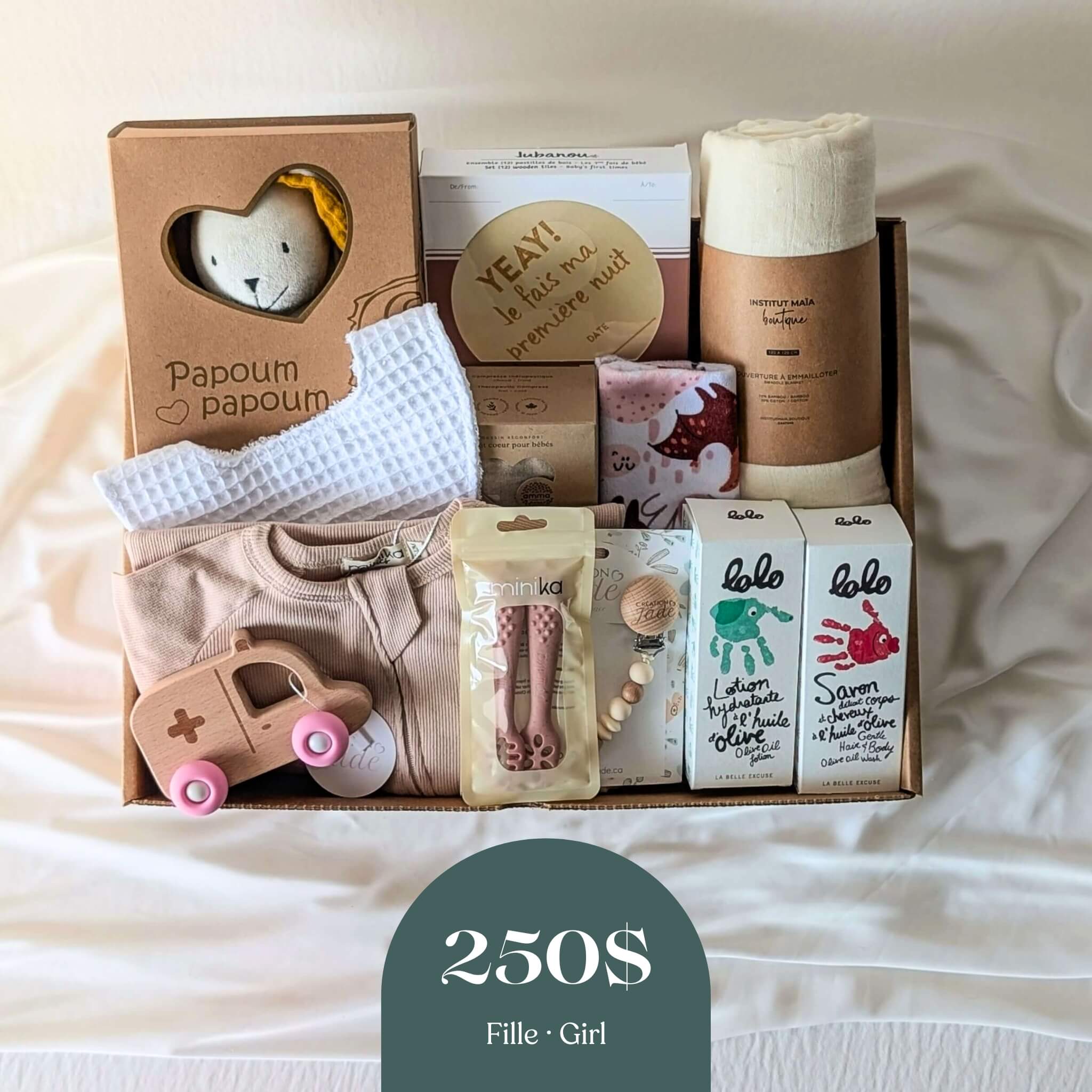Coffret cadeau naissance fille 250$ avec doudou, vêtements, jouet bois et soins bébé québécois
