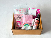 Boîte cadeau jeune fille rose avec bombe de bain arc-en-ciel, bruine corporelle et chocolat chaud licorne