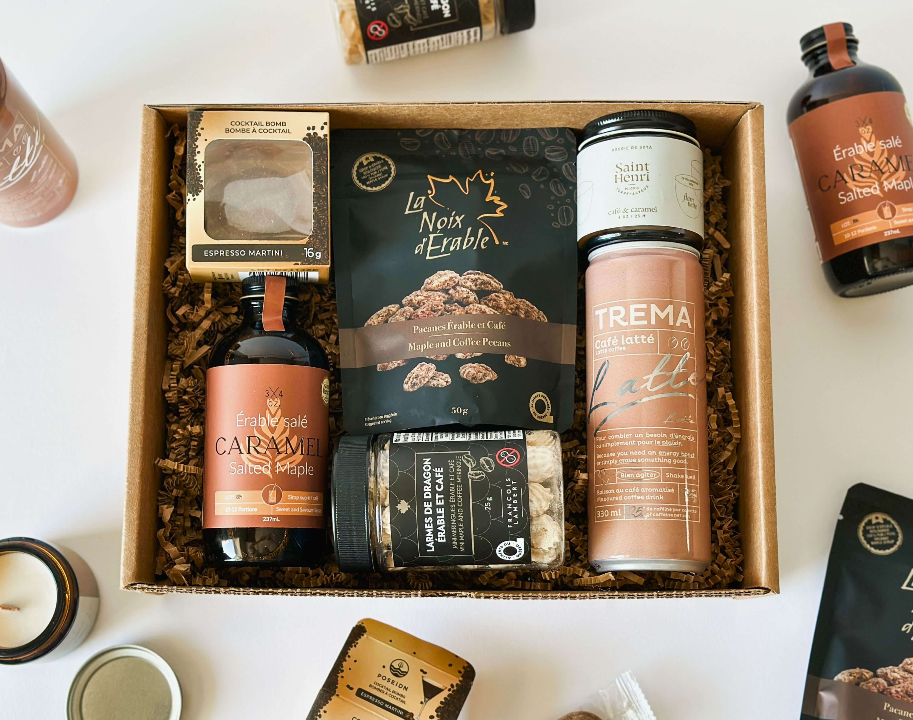 Boîte cadeau Espresso – vue détaillée des produits café québécois incluant sirop caramel salé à l’érable, latte Trema en canette, pacanes érable et café, bombe cocktail espresso martini, larmes de dragon et chandelle café caramel