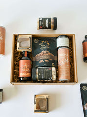 Boîte cadeau Espresso mettant en vedette des produits café locaux québécois : sirop caramel salé à l’érable, chandelle café & caramel, pacanes érable et café, larmes de dragon à l’érable et café, bombe espresso martini et latte en canette, pour une expérience café 100% locale.