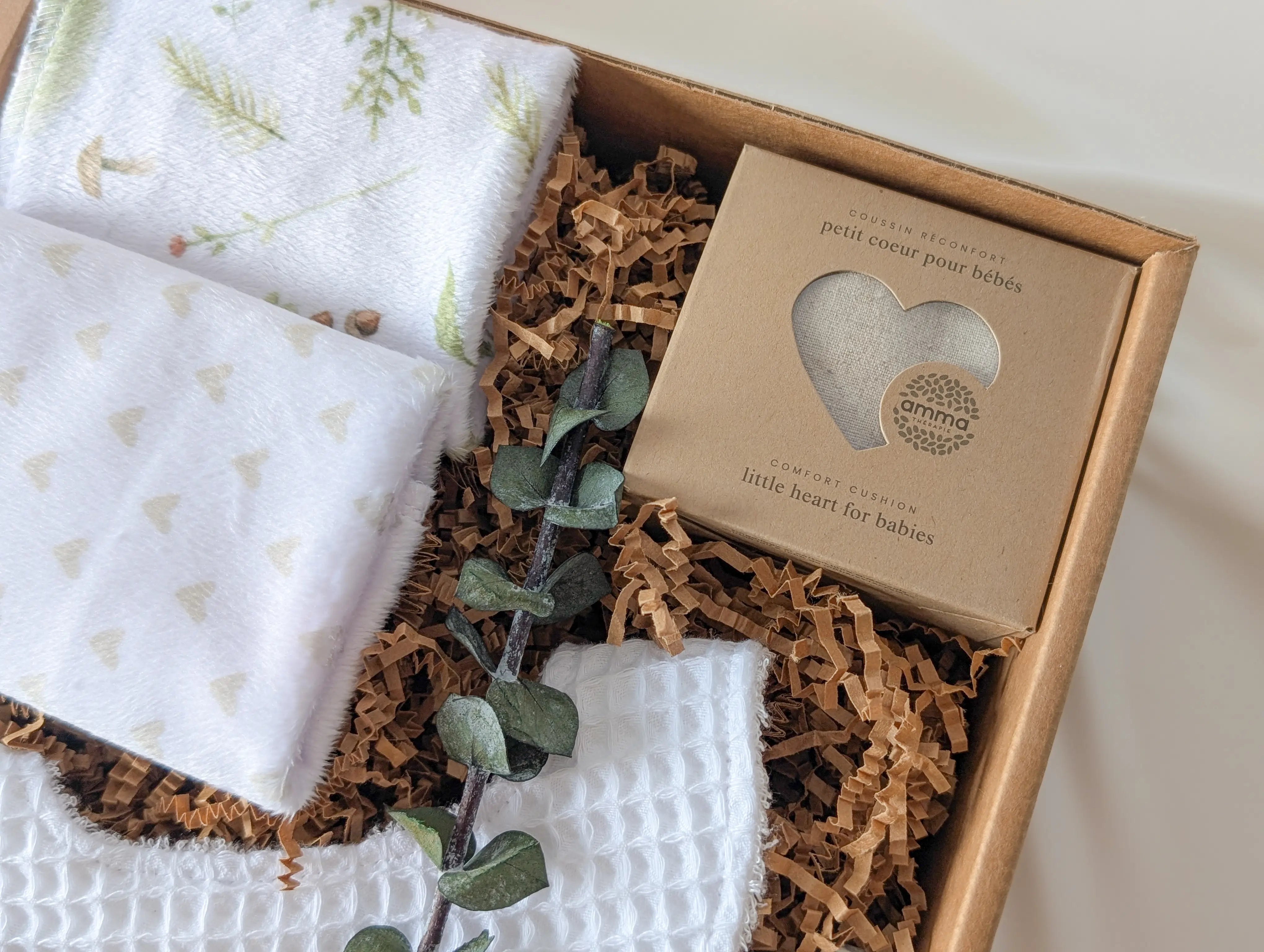 Détail boîte naissance Les essentiels Plus avec coussin cœur Amma et débarbouilettes douces
