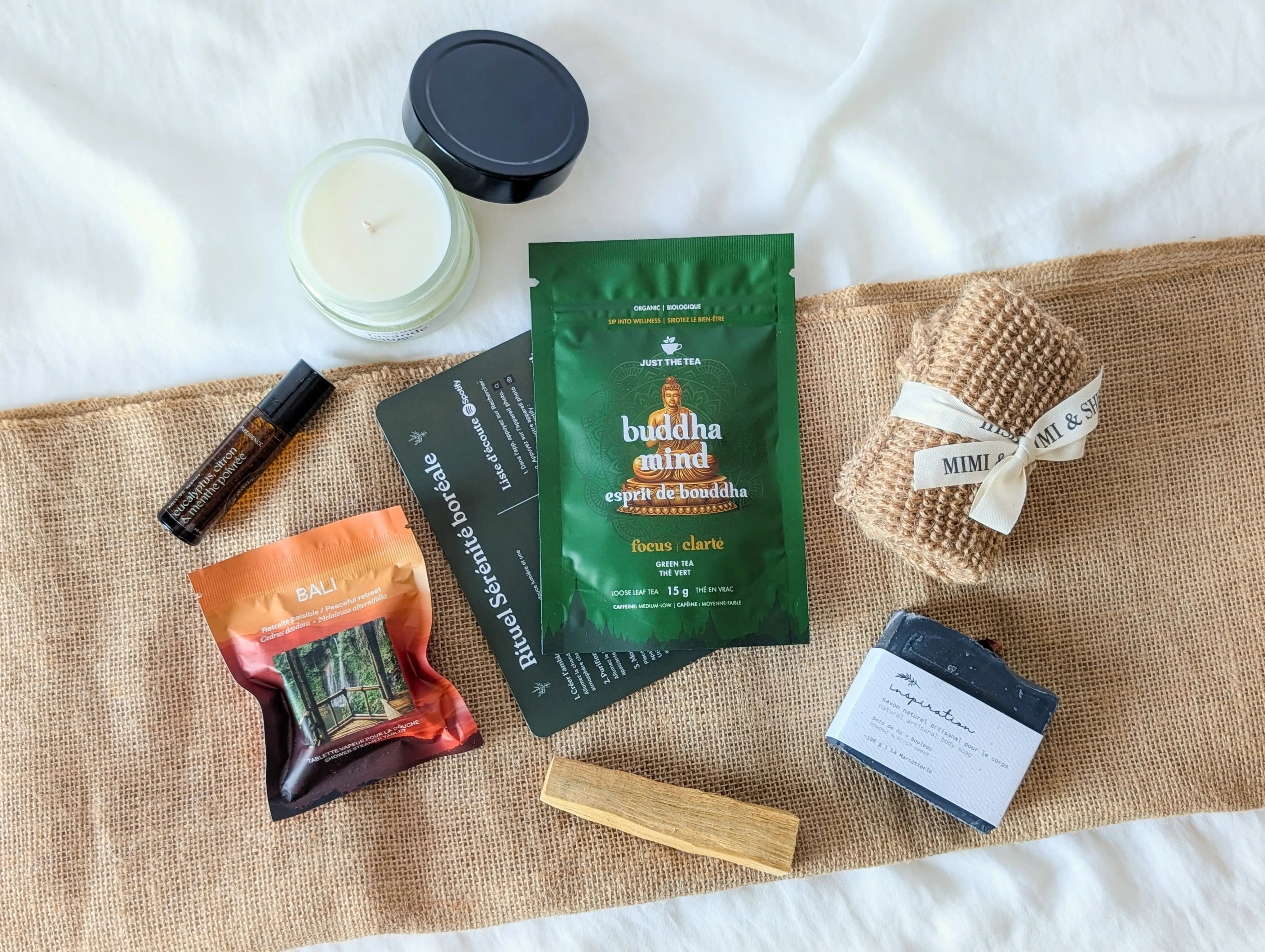 Produits Rituel spa avec savon La Marcotterie, tisane Just the Tea, chandelle Marée Chandelles et gant Mimi & Shishi